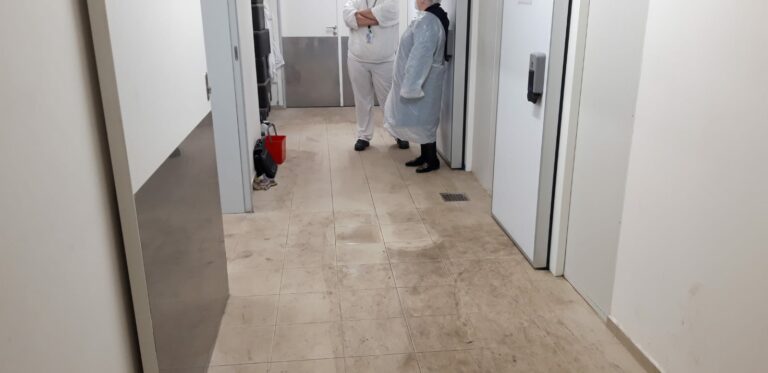 Jak vyčistit dlaždice v kuchyni mycím strojem?