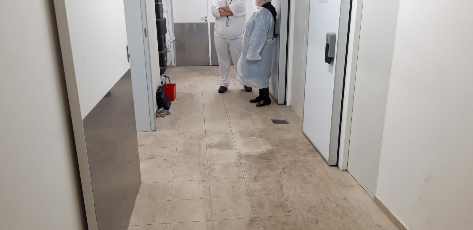 Mytí znečištěných podlah v kuchyni