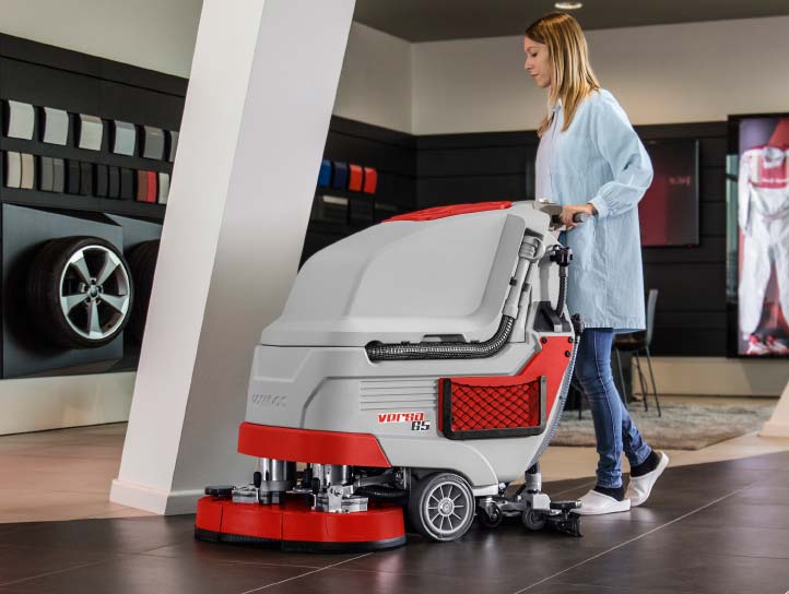 Comac Versa 65 BT při úklidu