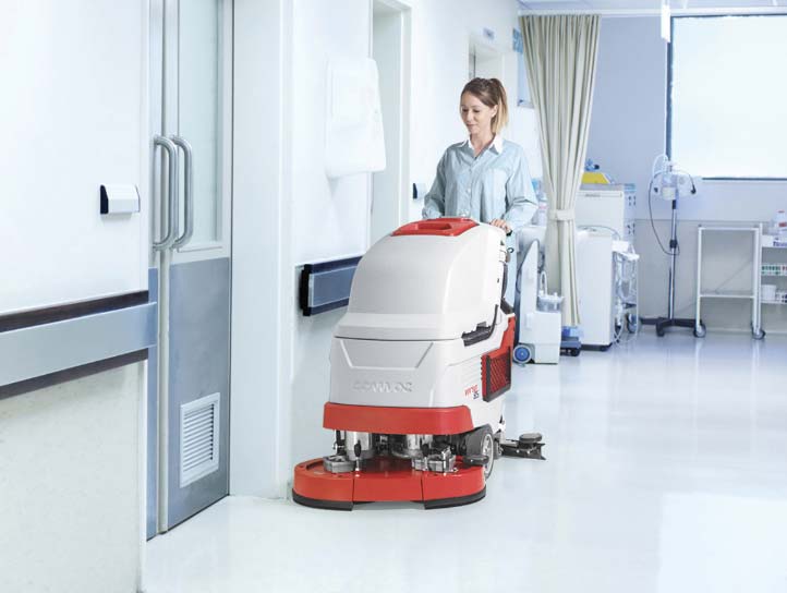 Mycí stroj při mytí podlah v nemocnici
